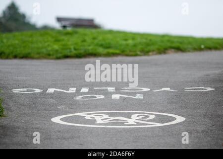 Les mots NO CYCLING peints au sommet de Fisherman’s Walk en zigzag pour avertir les cyclistes qu'ils doivent descendre en descendant vers la plage de Boscombe, qui fait partie de la célèbre plage de sable de sept miles à Bournemouth et Poole à Dorset. 17 septembre 2015. Photo: Neil Turner Banque D'Images