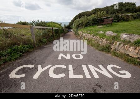 Les mots NO CYCLING peint au sommet de Manor Steps chemin en zigzag pour avertir les cyclistes qu'ils doivent descendre en descendant vers la plage de Boscombe qui fait partie de la célèbre plage de sable de sept miles à Bournemouth et Poole à Dorset. 17 septembre 2015. Photo: Neil Turner Banque D'Images