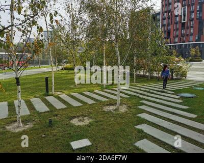 Un panneau sur une zone herbeuse avec des arbres dans le arrière-plan Banque D'Images