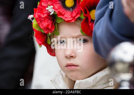 KIEV, UKRAINE - Mai. 17, 2015: Petite fille avec une couronne de coquelicots le jour du souvenir des victimes de la répression politique dans la réserve nationale historique de mémorial 'Bykivnia graves' Banque D'Images