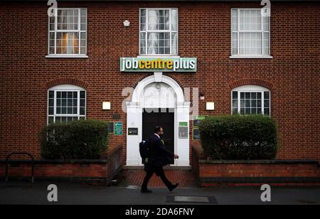 Coalville, Leicestershire, Royaume-Uni. 10 novembre 2020. Un homme passe devant un Job Center après que le taux de chômage au Royaume-Uni ait augmenté alors que le coronavirus continue de frapper le marché de l'emploi. Credit Darren Staples/Alay Live News. Banque D'Images