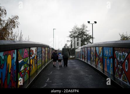 Coalville, Leicestershire, Royaume-Uni. 10 novembre 2020. Une femme marche ses enfants jusqu'à l'école après que le taux de chômage au Royaume-Uni ait augmenté alors que le coronavirus continue de frapper le marché du travail. Credit Darren Staples/Alay Live News. Banque D'Images