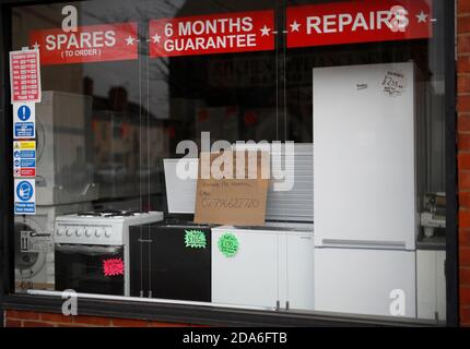 Coalville, Leicestershire, Royaume-Uni. 10 novembre 2020. Un panneau est accroché à la fenêtre d'un magasin après que le taux de chômage du Royaume-Uni ait augmenté alors que le coronavirus continue de frapper le marché de l'emploi. Credit Darren Staples/Alay Live News. Banque D'Images