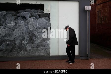 Coalville, Leicestershire, Royaume-Uni. 10 novembre 2020. Un homme passe devant une unité de détail vide après que le taux de chômage au Royaume-Uni ait augmenté alors que le coronavirus continue de frapper le marché de l'emploi. Credit Darren Staples/Alay Live News. Banque D'Images