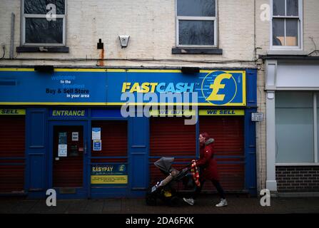 Coalville, Leicestershire, Royaume-Uni. 10 novembre 2020. Une femme passe devant un courtier en gage après que le taux de chômage au Royaume-Uni ait augmenté alors que le coronavirus continue de frapper le marché du travail. Credit Darren Staples/Alay Live News. Banque D'Images