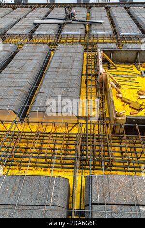 Détail de la dalle de béton armé avec des blocs de béton léger sous construction Banque D'Images