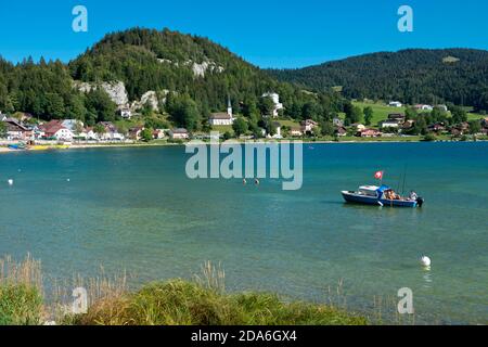 Suisse, Vaud, Waadt, Vallée de Joux, Parc Jura vaudois, Lac de Joux, village, Stadt, Dorf, ville, le Pont, plage, Strand, plage, bateau avec drape Banque D'Images