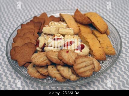 cinq sortes de biscuits de noël suédois faits maison sur un plaque de verre Banque D'Images