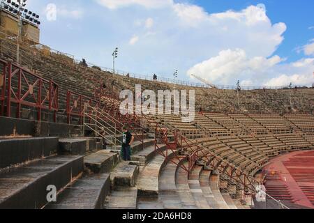 Peu de touristes marchant à l'intérieur de l'Arena di Verona, ancien amphithéâtre romain. Vérone, Italie Banque D'Images