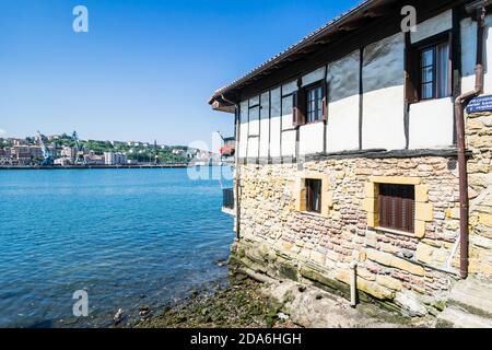 Pasajes de San Juan (Pasai Donibane) au pays Basque, Espagne Banque D'Images