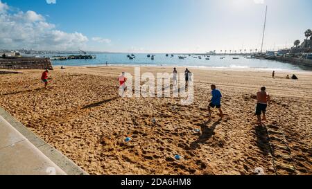 Groupe de personnes pratiquant la formation en circuit fonctionnel à la plage de Ribeiro à Cascais, Portugal par une journée ensoleillée Banque D'Images
