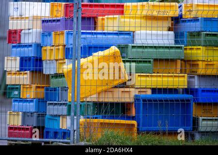 Freest, Allemagne. 05ème novembre 2020. Des caisses de poissons vides s'empilent dans le port de pêche. Credit: Jens Büttner/dpa-Zentralbild/ZB/dpa/Alay Live News Banque D'Images