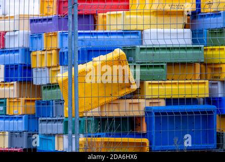 Freest, Allemagne. 05ème novembre 2020. Des caisses de poissons vides s'empilent dans le port de pêche. Credit: Jens Büttner/dpa-Zentralbild/ZB/dpa/Alay Live News Banque D'Images