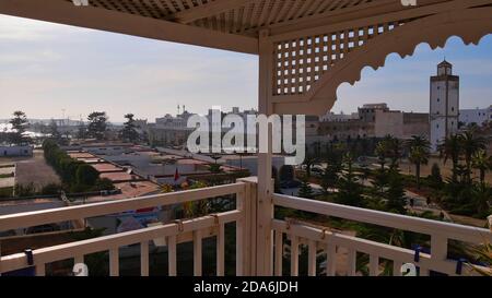 Essaouira, Maroc - 01/03/2020: Magnifique vue panoramique sur le centre historique (médina) d'Essaouira avec la tour minaret d'une mosquée. Banque D'Images