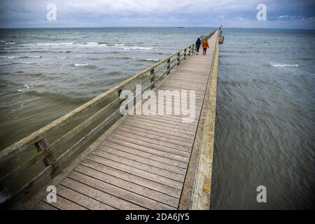 Lubmin, Allemagne. 05ème novembre 2020. Deux femmes de l'autre côté de la jetée déserte sur la plage de la mer Baltique qui a été lavé il y a quelques jours. En tant que mesure de protection de la couronne, les touristes doivent quitter le Mecklembourg-Poméranie occidentale d'aujourd'hui au plus tard. Un verrouillage partiel de quatre semaines a commencé dans toute l'Allemagne sur 02.11.2020 pour ralentir la propagation du virus corona. Credit: Jens Büttner/dpa-Zentralbild/ZB/dpa/Alay Live News Banque D'Images