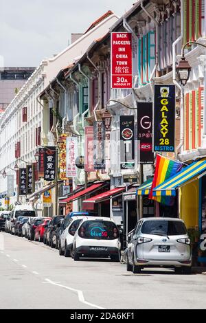 Vue verticale des boutiques commerciales conservées pour les affaires telles que l'auberge, les pubs, les restaurants. Chinatown, Singapour, 2020. Banque D'Images