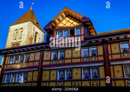 Appenzell est le village suisse traditionnel célèbre pour ses maisons pittoresques aux façades peintes. Canton d'Appenzell, Suisse. Banque D'Images