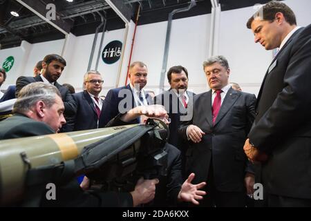 ABU DHABI, ÉMIRATS ARABES UNIS - 24 février 2015 : le président de l'Ukraine Petro Porochenko lors d'une visite à la 12e exposition internationale de défense IDEX-2015 Banque D'Images