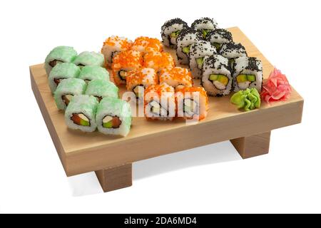 Rouleaux de sushi Ouramaki frais et colorés avec du riz, du tofu, des crevettes frites, du concombre, du caviar de poisson volante et du nori. Isolé sur fond blanc. Banque D'Images