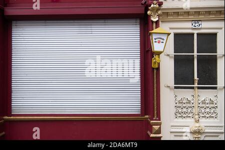 Hanovre, Allemagne. 10 novembre 2020. Volet fermé dans un pub du centre-ville. Les gouvernements fédéral et des États ont décidé d'un verrouillage partiel en raison de la pandémie de Corona. Les restaurants, bars et pubs doivent rester fermés. Credit: Julian Stratenschulte/dpa/Alay Live News Banque D'Images
