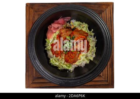 Vue de dessus de Sukiyaki, un plat japonais de bœuf et de légumes finement tranchés dans une sauce douce avec du riz dans une casserole chaude. Banque D'Images