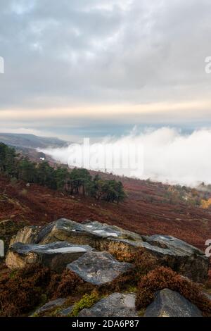 Météo au Royaume-Uni : inversion de nuages sur une lande d'Ilkley autocharde comme la brume roule dans et hors de la vallée de Wharfedale. Crocodile Rock, Ilkley Moor, West Yorkshire, Banque D'Images