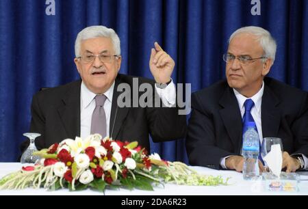 Saeb Erekat, négociateur palestinien de longue date pour la paix, est décédé de COVID-19 dans un hôpital de Jérusalem le mardi 10 novembre 2020. Erekat est montré juste à côté du président palestinien Mahmoud Abbas lors d'une rencontre avec des militants de la paix israéliens au siège présidentiel à Ramallah, en Cisjordanie, le 28 avril 2011. Photo du fichier par Debbie Hill/UPI Banque D'Images