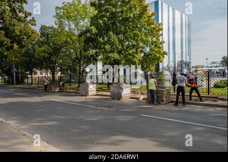 RUSSIE, KALININGRAD - 07 SEPTEMBRE 2020 : les travailleurs déposent des carreaux sur la chaussée à l'extérieur par une journée ensoleillée Banque D'Images