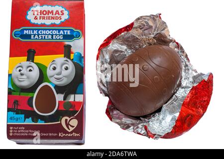 Kinnerton Thomas & Friends chocolat au lait oeuf de Pâques pour Pâques Placer sur fond blanc - œuf de Pâques retiré de la boîte avec film non emballé Banque D'Images