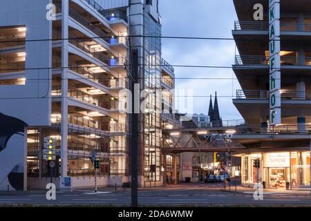 Parkings à plusieurs étages du grand magasin Kaufhof sur la Caecilienstrasse, vue sur la catahdrique, Cologne, Allemagne. Parkhauser des Kaufhofs an der Banque D'Images