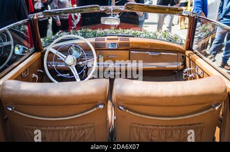 Ochtendung Allemagne 25.05.2019 intérieur de Mercedes-Benz Typ 300 Adenauer W186 Cabriolet luxe Oldtimer décoré pour le mariage. Banque D'Images