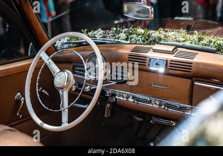 Ochtendung Allemagne 25.05.2019 intérieur de Mercedes-Benz Typ 300 Adenauer W186 Cabriolet luxe Oldtimer décoré pour le mariage. Banque D'Images