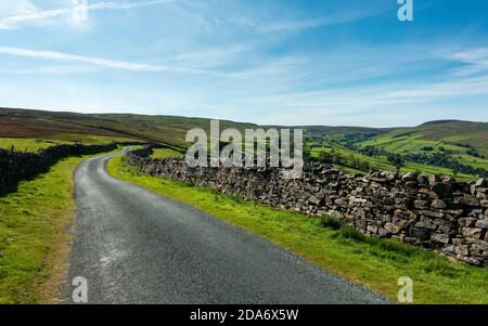 Paysage du Royaume-Uni : vue panoramique sur la Ffuite Moss (le Yorkshire officiel monte sur un vélo) en regardant vers le sud avec le hameau de Crackpot à droite, Swaledale, Yor Banque D'Images