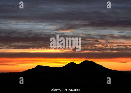 Spectaculaire coucher de soleil d'automne derrière les collines d'Eildon, vue de Scott dans les frontières écossaises. Banque D'Images