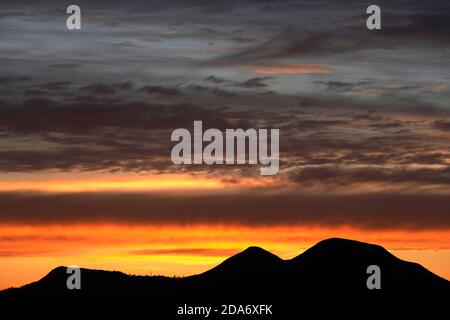 Spectaculaire coucher de soleil d'automne derrière les collines d'Eildon, vue de Scott dans les frontières écossaises. Banque D'Images