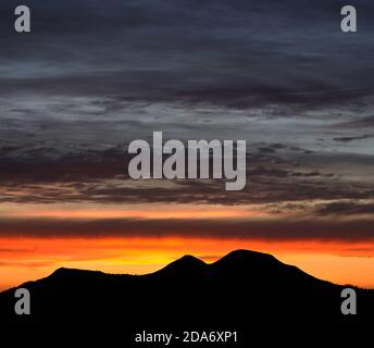 Spectaculaire coucher de soleil d'automne derrière les collines d'Eildon, vue de Scott dans les frontières écossaises. Banque D'Images