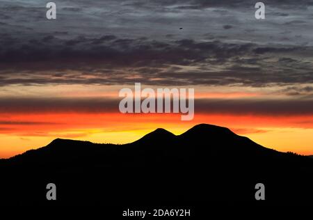 Spectaculaire coucher de soleil d'automne derrière les collines d'Eildon, vue de Scott dans les frontières écossaises. Banque D'Images