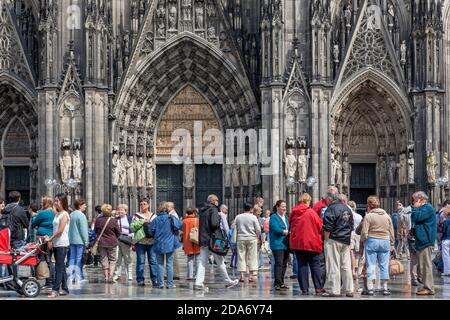 Géographie / voyage, Allemagne, Rhénanie-du-Nord-Westphalie, Cologne, personnes en face du portail dans la wes, Additional-Rights-Clearance-Info-not-available Banque D'Images