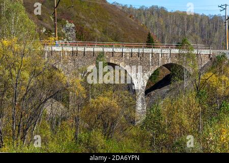 Pont ferroviaire au-dessus de la rivière Uchelen, montagne de Shoria, région de Kemerovo-Kuzbass Banque D'Images