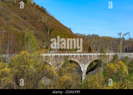 Pont ferroviaire au-dessus de la rivière Uchelen, montagne de Shoria, région de Kemerovo-Kuzbass Banque D'Images