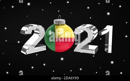 Bonne année 2021, drapeau du Bénin sur un jouet de noël, décorations isolées sur fond sombre. Concept de noël créatif. Banque D'Images