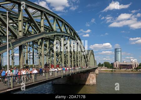 Géographie / Voyage, Allemagne, Rhénanie-du-Nord-Westphalie, Cologne, Hohenzollernbruecke (pont Hohenzollern, Additional-Rights-Clearance-Info-not-available Banque D'Images