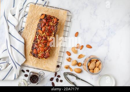 Gâteau aux fruits anglais séché. Tarte maison de vacances aux amandes aux noix, raisins secs aux fruits et épices. Pâtisseries traditionnelles festives. Noël. Nouvelle année. Top vie Banque D'Images