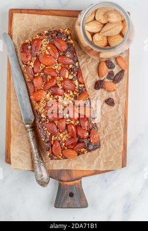 Gâteau aux fruits anglais séché. Tarte maison de vacances aux amandes aux noix, raisins secs aux fruits et épices. Pâtisseries traditionnelles festives. Noël. Nouvelle année. Sélection Banque D'Images