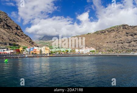 Tazacorte, îles Canaries/Espagne; septembre 11 2018: Tazacorte volcanique plage de sable noir paysage urbain, avec un océan Atlantique très calme et la lumière du soleil, la Palma Banque D'Images