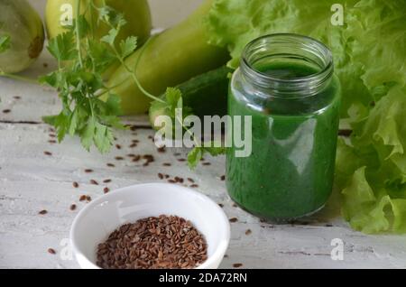 Le mot Detox est fait à partir de lettres de couleur. graines de chia. Smoothies et ingrédients verts. Concept de régime alimentaire, nettoyage du corps, saine alimentation vert citron Banque D'Images