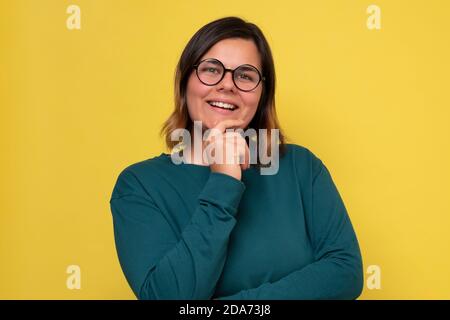 Jeune belle femme avec un sourire heureux et frais sur le visage. Banque D'Images