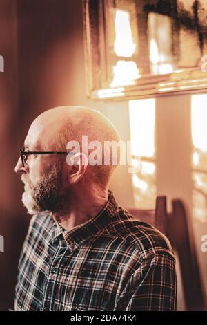 Portrait assis du photographe d'un homme d'âge moyen lunettes avec barbe Banque D'Images