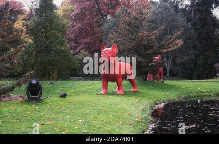 Arcen, pays-Bas, 24 octobre 2020 : exposition de statues spéciales de l'artiste en plastique William Sweetlove dans la Kasteeltuinen Arcen Banque D'Images