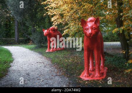 Arcen, pays-Bas, 24 octobre 2020 : exposition de statues spéciales de l'artiste en plastique William Sweetlove dans la Kasteeltuinen Arcen Banque D'Images